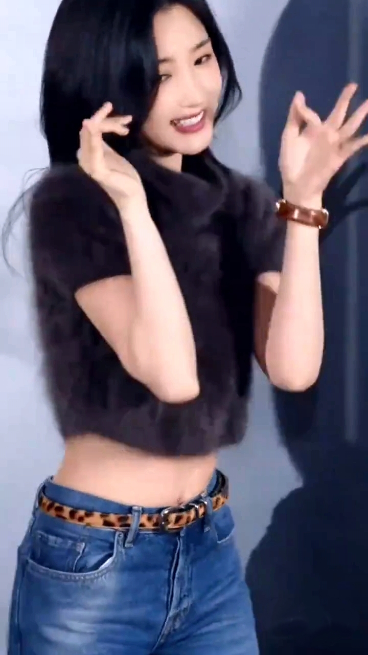 毛晓彤身穿露脐紧身牛仔大跳柠檬叉摇，尽显完美身材[比心][比心][赞]...