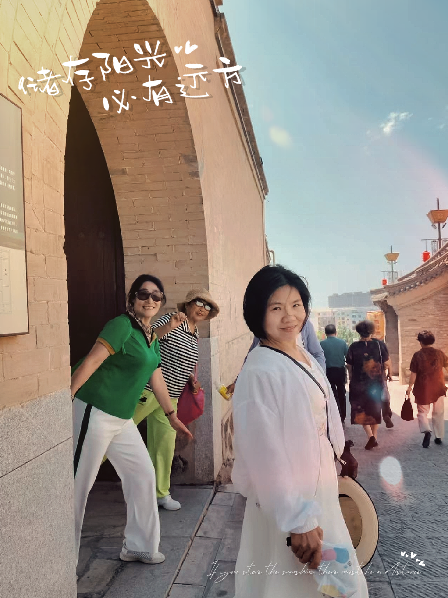 按照穴位艾灸那可真是好处一箩筐！它就像个神秘的小魔法师，用艾叶制成的艾条、艾柱产生艾热，去刺激穴位，以此来防病治病，仿佛在和身体里的小怪兽战斗呢。
艾灸有温经散寒的功效，能像温暖的小太阳一样温煦经络、祛除寒邪，风寒湿痹患者用它，就如同在寒冷冬天钻进了暖烘烘的被窝，再合适不过。它还能升阳举陷，对子宫脱