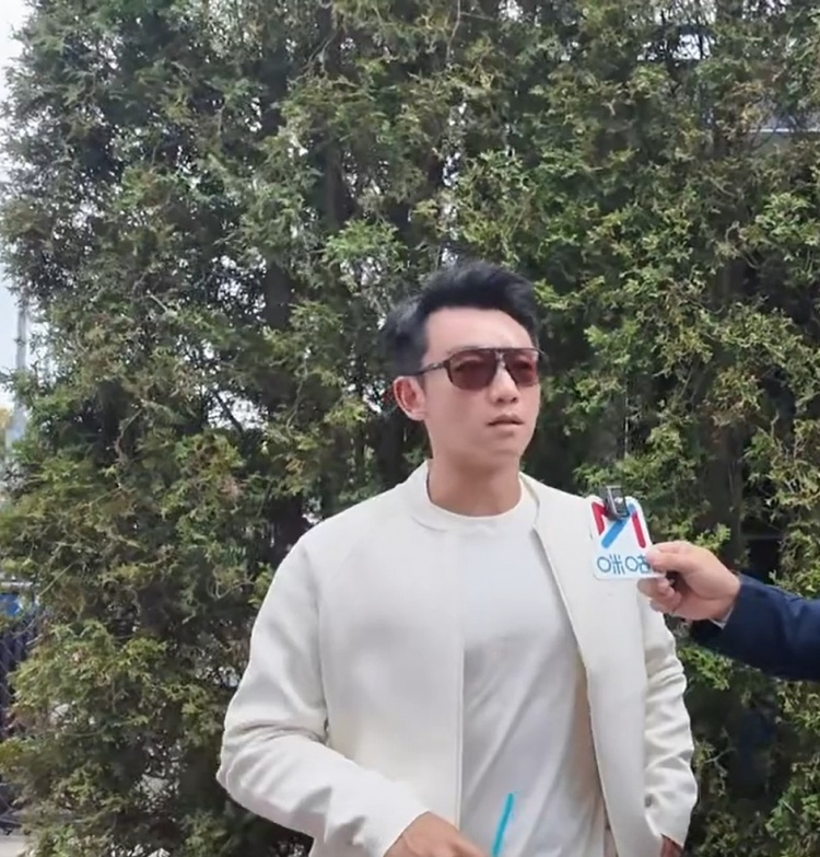 【#郑恺谈现场美网感受#】#郑恺谈自己打网球#直播吧8月31日讯 美网男单首轮，吴易昺直落三盘击败沃尔顿，晋级男单第二轮。本场比赛，演员郑恺来到美网现场看球。赛后，他接受咪咕采访。

谈美网看球的感受

郑恺：因为今天是吴易昺的比赛，赶了一个早场过来支持他，今天阿昺赢得比赛，表现得特别棒。

 ​