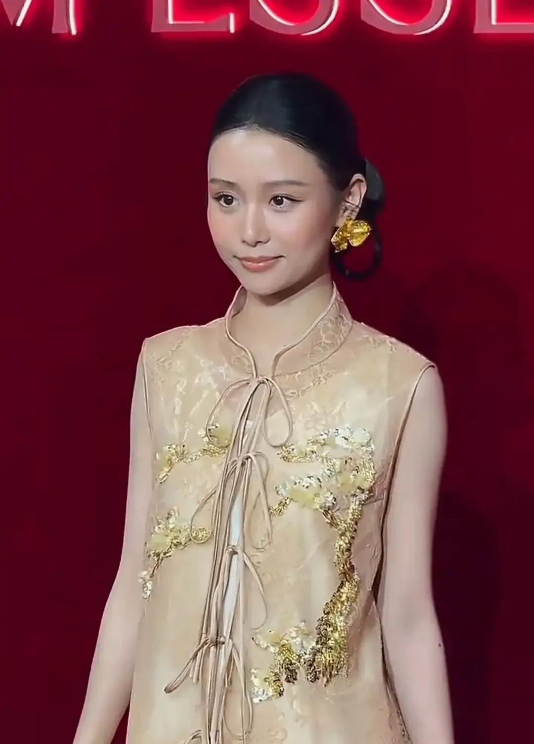 王晓慧第一次跑时尚活动，竟然直接被自家团队给“背刺”了。
谁能想到10月26号晚上的上海大秀现场，台下闪光灯一打，她的脸居然比手还黑了整整两个度。
本来挺周正的一身新中式打扮，结果配上暗沉发灰的底妆，远远看过去像个刚出炉的“脏脏包”。
她原本是偏甜美古典的长相，最适合清透灵动的温婉画风。这次倒