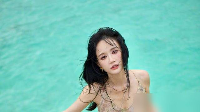 46岁陈乔恩，一句“我不生”，直接把催生的人嘴堵上了。
杜若溪劝她，说生了孩子人生才完整。她听完，微笑，没接话。后来采访里说得特直白：年纪过了，而且我真没那么喜欢小孩。
不解释，不辩解，也不跟你吵。就一句“我不喜欢”，比什么理由都硬。
想想也是，她刚把前经纪人那摊子烂事拎清，转头就去马尔代夫吹
