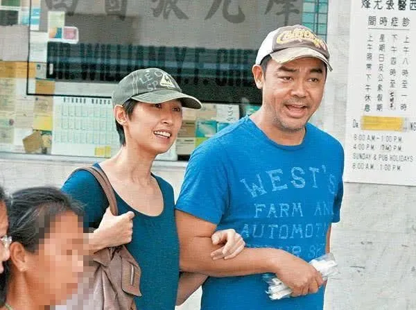 刘青云郭蔼明，这两口子太会过日子了

现在流行一个词，叫“纯过日子”。

意思是不装了，不卷了，不比了。以前朋友圈要精修九宫格，现在晒一碗素面配文“今天奢侈了，加了个蛋”。

说白了，就是把生活调成简易模式，把力气花在刀刃上。

这话搁刘青云和郭蔼明身上，不用调，他俩本来就这样。

九月底，有人在西