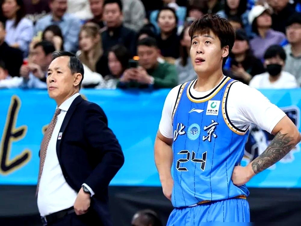 篮板球被新西兰队抢了18个前场，总比拼29比45。郭士强站出来把输球的责任全扛了下来。

新一期的男篮集训名单一出，不少人盯着看。周琦、赵睿、张镇麟这几个熟悉的名字没在上面。

郭士强给出的标准很直接：看状态、看年龄、看战术。周琦腰伤眼伤反复，赵睿膝盖脚踝没好透，张镇麟身体透支。名气再大，身体顶不住