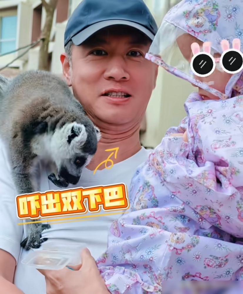 任重孙骁骁这是彻底不装了，二胎B超照直接甩出来，配文就仨字加一个算式：1+1=4。
去年8月官宣的，那会儿孙骁骁41，肚子里揣着仨月。高龄孕妇，愣是没闲着，自己带三岁大闺女嘻姐，还能抽空练瑜伽。任重倒是嘴甜，说这是意外的惊喜。
重点看9月15号那条动态，孙骁骁拍任重陪闺女玩，自己站旁边笑。那状态