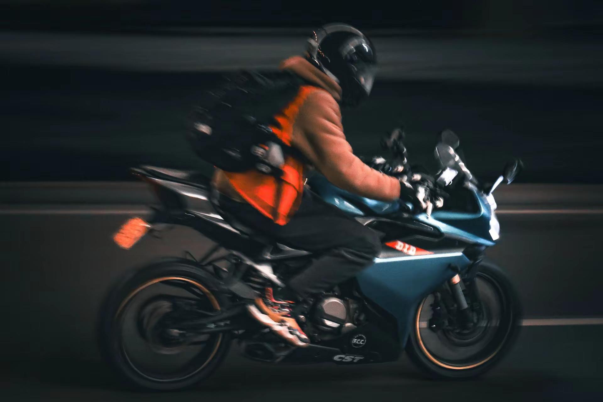 深夜的骑士。利用相机的快门优先模式使用较慢的快门速度，通常情况下是1...