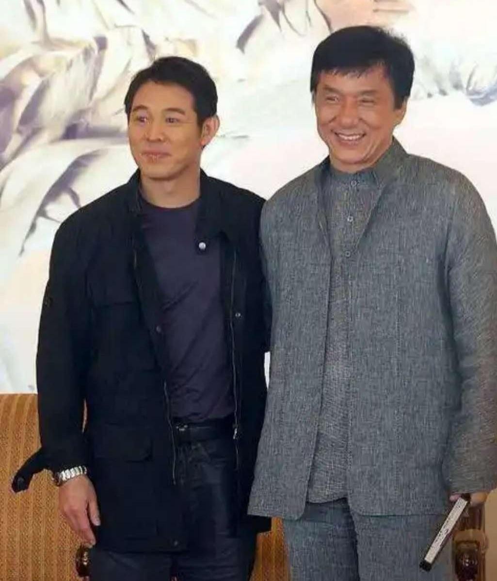 很多人一直以为李连杰是那种清秀单薄的武术底子，直到翻出他年轻时和成龙的同框照，才发现这骨架大得有点离谱。
成龙在动作界是出了名的身板厚，当年跟重量级拳王泰森站一块儿，光看那副宽肩膀都没怎么露怯。
按报出来的个头，李连杰矮了成龙小半个头，实际估计也就一米六八左右的光景。
但镜头一切到上半身，两人