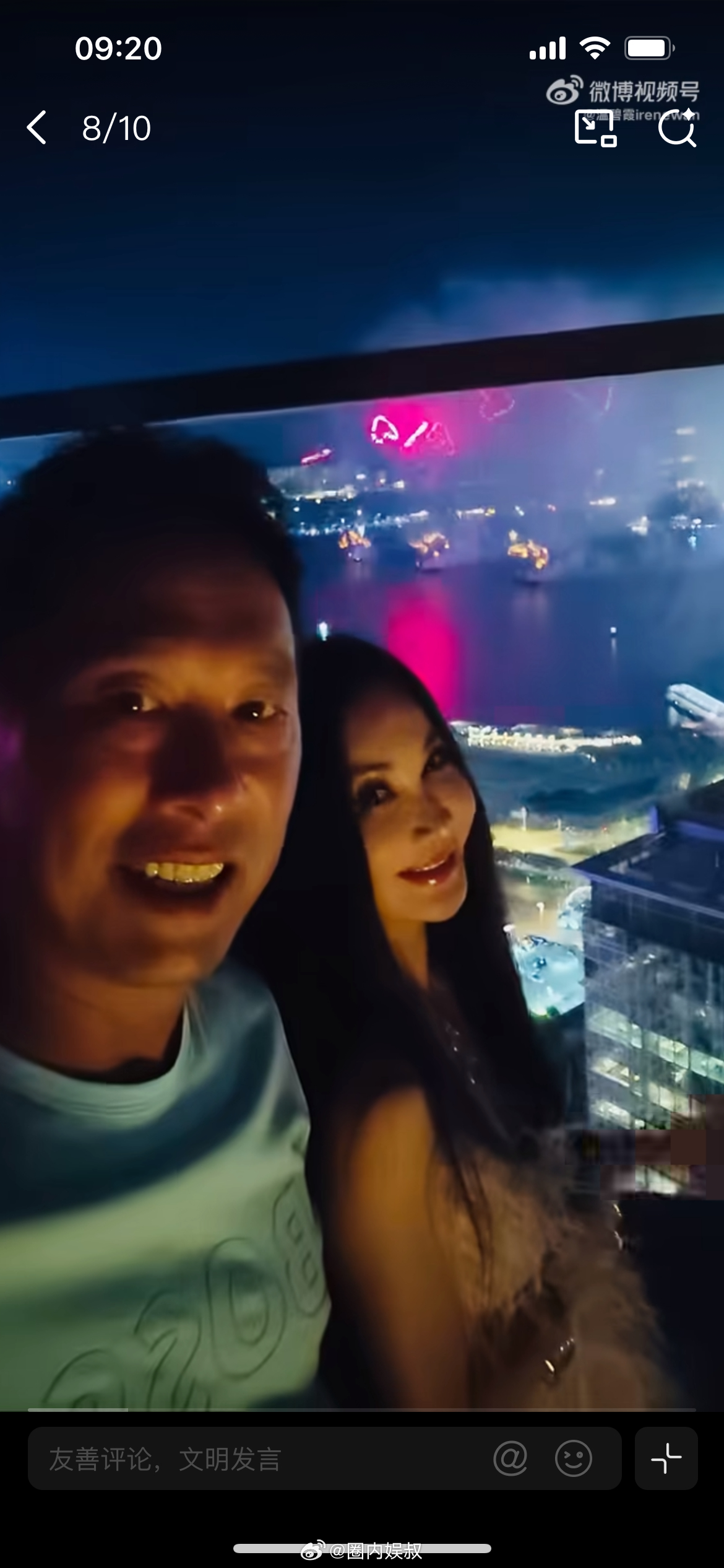温碧霞结婚26周年晒照，温碧霞在社交平台晒出合照，纪念与丈夫何祖光结婚26周年，一组新旧同框照片勾起无数回忆。2000年二人于泰国普吉岛步入婚姻，当年婚礼上的婚纱旧照青涩动人，如今周年纪念的合照里，岁月流转，她依旧保有标志性的温柔氛围感，状态惊艳众人。

这段一路走来并不平顺，婚姻也曾传出 ​