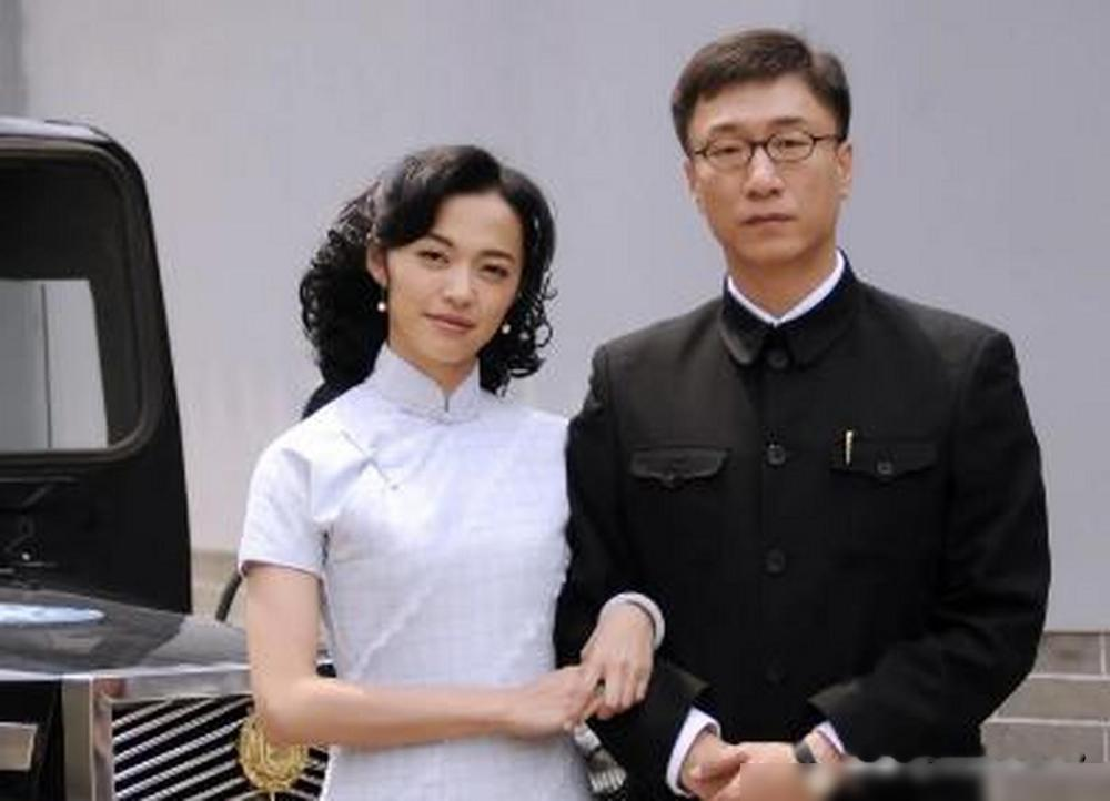 孙红雷指着姚晨骂榆木脑袋，两人当众对骂。
监视器后，导演不但不劝，反而乐得直笑。
为了逼出姚晨的狠劲，孙红雷净下死手。有场戏他突然加词，冷不丁问，你以后能不能生个嘴巴小点的孩子？
姚晨急了，张口就怼，我还想生个眼睛大点的呢。这段全凭本能的互撕，一刀没剪，直接封神。
姚晨太慢热，孙红雷就又当师
