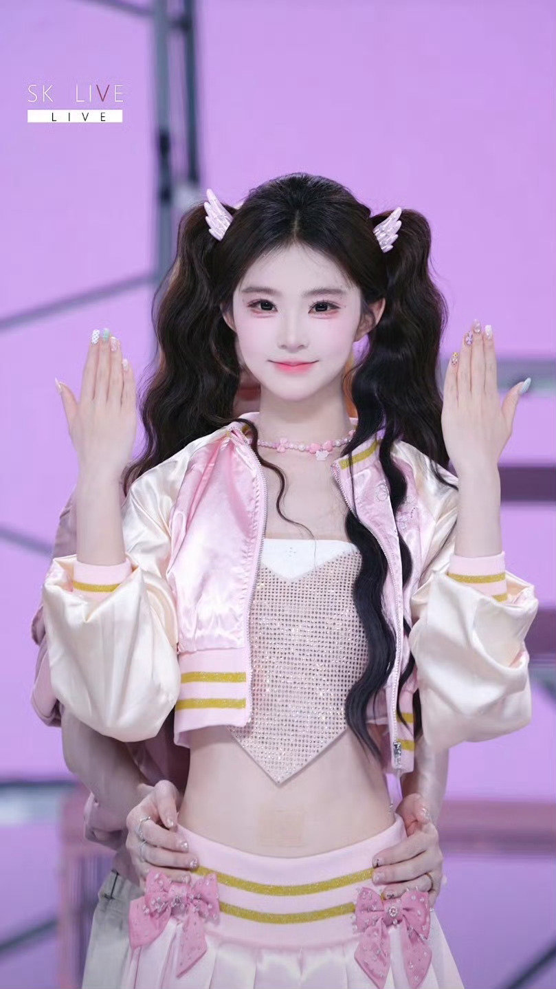 5号-10号限定团的6️⃣天里 孩子每天的发型不同 妆造风格不同 苹果头丸子头高马尾双马尾双麻花辫大波浪 小偶像风牛仔风可爱风宫廷风御姐风 甚至好几件衣服都是找手作老师DIY的 真的非常用心的小宝宝[给你小心心] ​