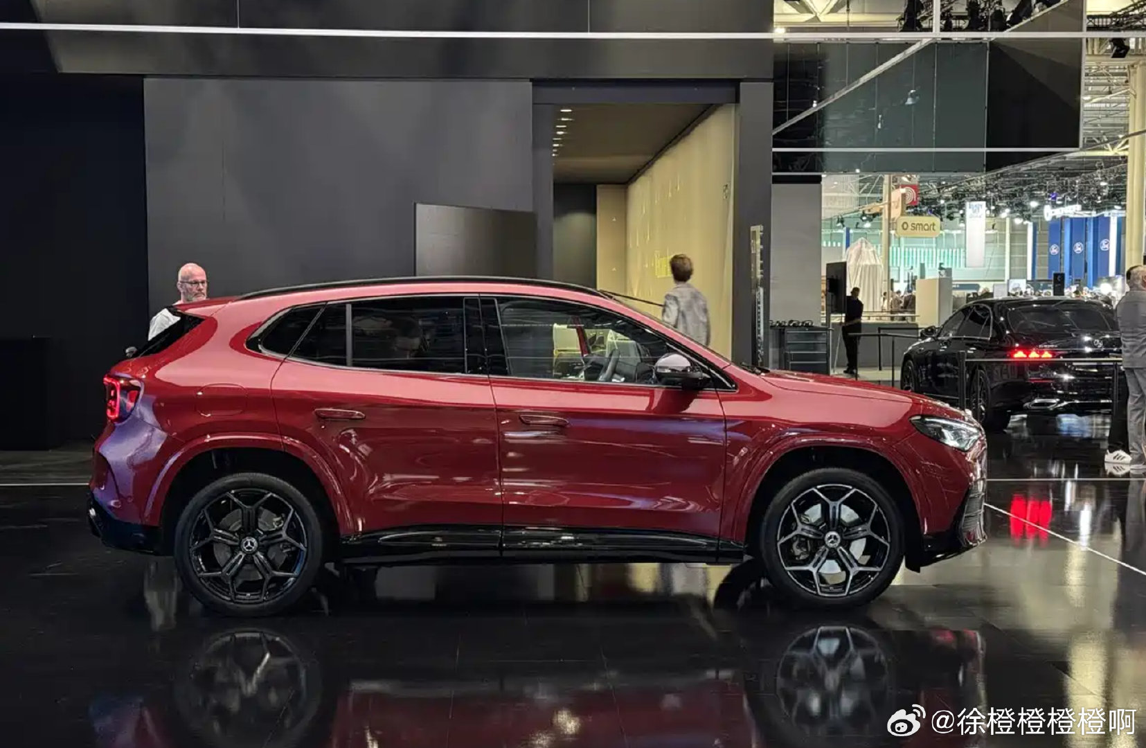 奔驰全新 GLA、AMG CLA 实车亮相。全新 GLA 基于 MMA 平台打造，紧凑型 SUV。纯电版今年秋季率先上市，混动版本等到 2027 年春季。AMG CLA 是纯电性能轿跑，搭载三电机，马力超 500 匹。#新车速递# ​