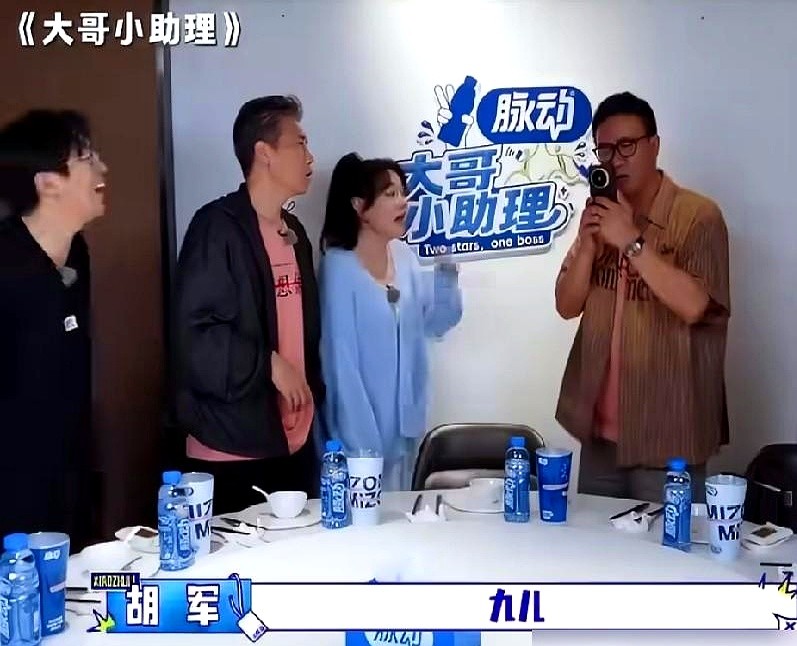 连打三个电话全被秒挂，演乔峰的胡军当场破防了。

在剧组掏出手机给女儿九儿打电话，响一声就被掐断，连试三次都一样。旁边李乃文直接补刀：是不是把你拉黑了？蒋龙也跟着起哄说肯定屏蔽了。

胡军手都不知道往哪儿放，表情彻底没绷住，只能嘴硬找补说孩子可能在忙、没听见。

当年女儿成人礼，他亲手送戒指还放狠话