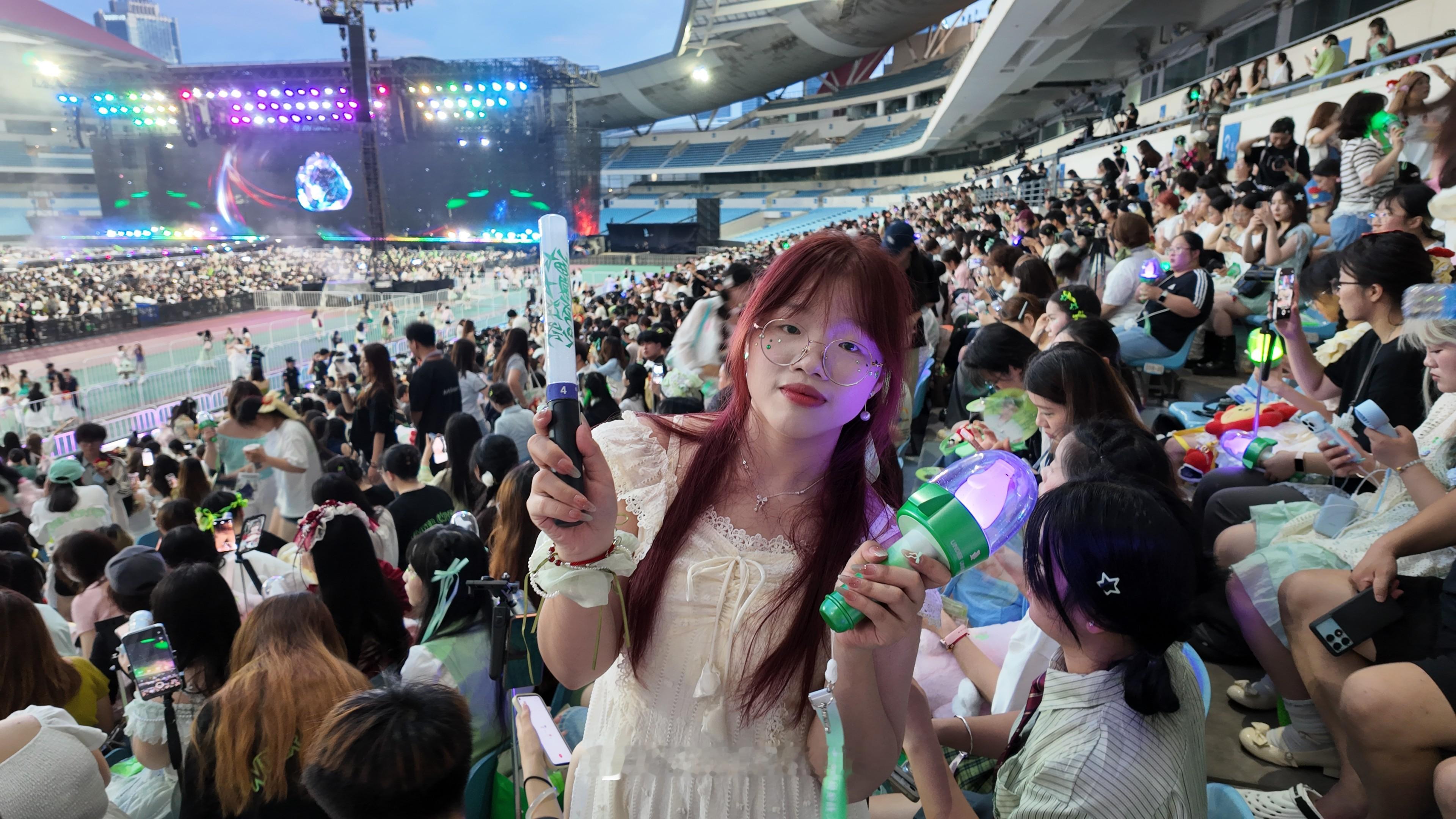 都过去了这么久了还是想回到那天……演唱会是一个巨大的乌托邦  当我挥起演唱会荧光棒 演唱会转场 一群人的狂欢