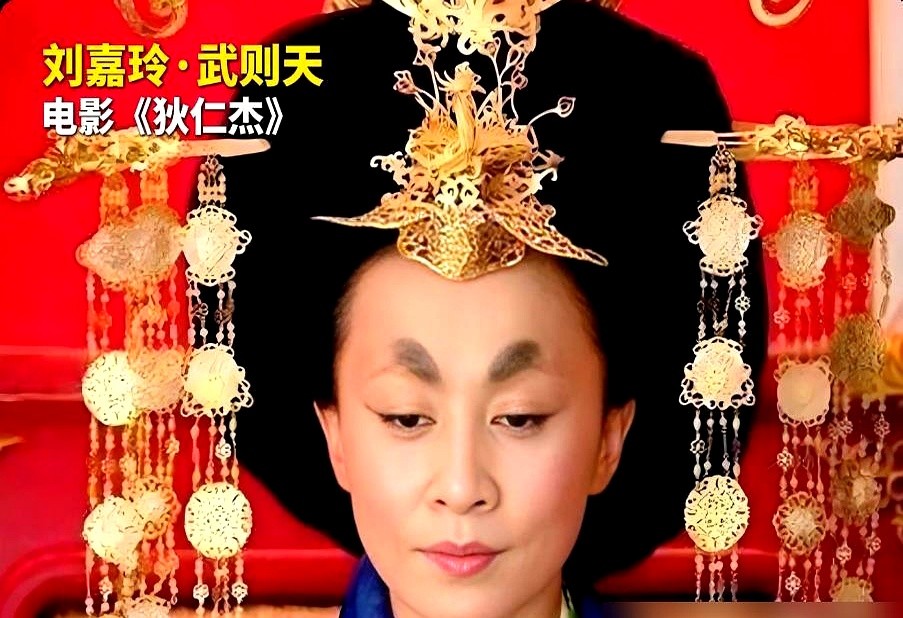 舒畅15岁演天山童姥的时候，全剧组都以为导演疯了。

她那会儿的扮相，满脑袋小揪揪，眉毛被剃了，脸涂得跟猴屁股似的。可她往那一站，眼珠子一斜，嗓子一压，硬是演出了九岁女童身体里装了个九十六岁老怪物的状态。

跟虚竹对峙那场戏，她又傲又苦，嘴角一抽，让人真信了她在冰窖里冻了三十年。

后来她去《孝庄秘