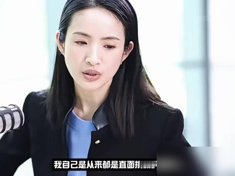 就在昨天，林依晨又扔狠话：女生终其一生最该爱的人不是老公，不是孩子，是自己。
当年有人要她退圈，她偏不退。她在书里写得直白，女生的事业，从不该为爱意让步。她原话更狠：我不让自己快乐，谁能让我快乐？
她讲关系也很直，好的感情不是谁牺牲，是互不捆绑事业，彼此成全。在爱情里不卑不亢，不是他是谁，而是在