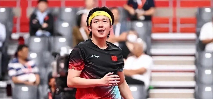 林诗栋32分钟4比0横扫王楚钦夺亚运男单金牌，陈雨菲王祉怡同日双双出局国羽女单连续三届无缘冠军，葛曼棋伤退女队接力临阵换将仍卫冕
32分钟。四局比分11比5、11比8、13比11、11比5。林诗栋的反手拧拉像一把精准的手术刀，每一板都切在王楚钦最难受的衔接点上。
第三局10平之后的那个多拍相持，林诗