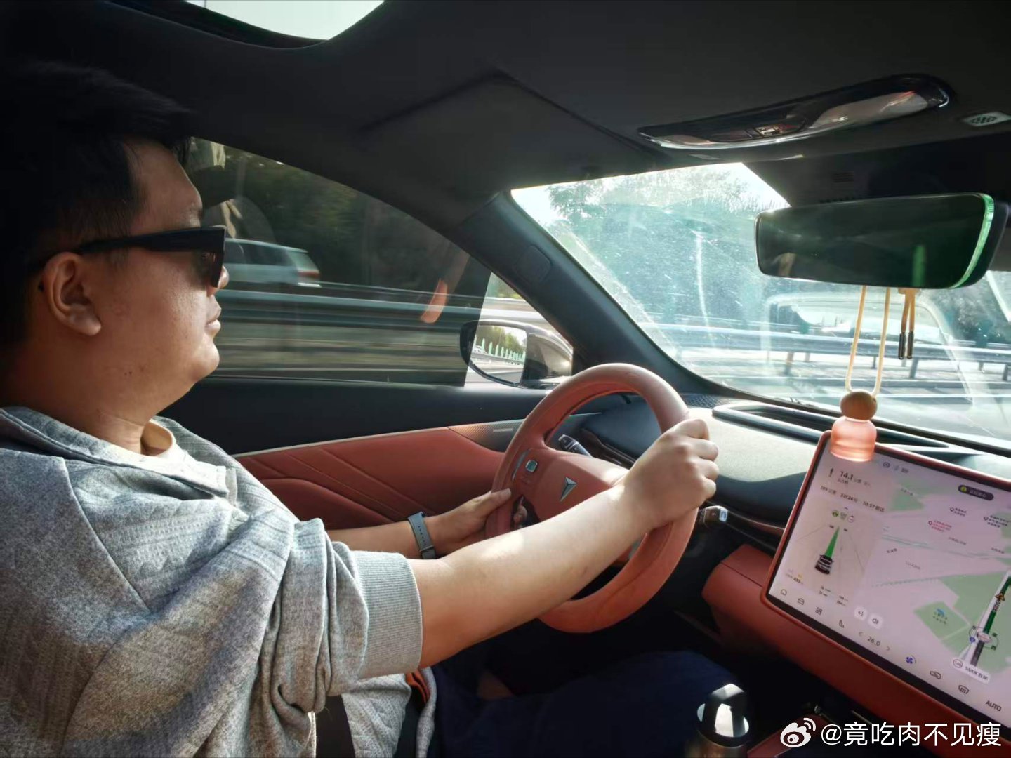 上周末天气凉爽，我带着一家人开深蓝 S05 增程版去秦皇岛度过了一个愉快的周末。
这次行程安排得很充实，我们住了阿那亚的民宿，感受海边小镇安静惬意的氛围，还去了新澳海底世界，看了精彩的海豚表演。第二天一早，我们去鸽子窝公园看日出，清晨的海边景色很美。
这次短途出行，深蓝 S05 增程版给我的 ​