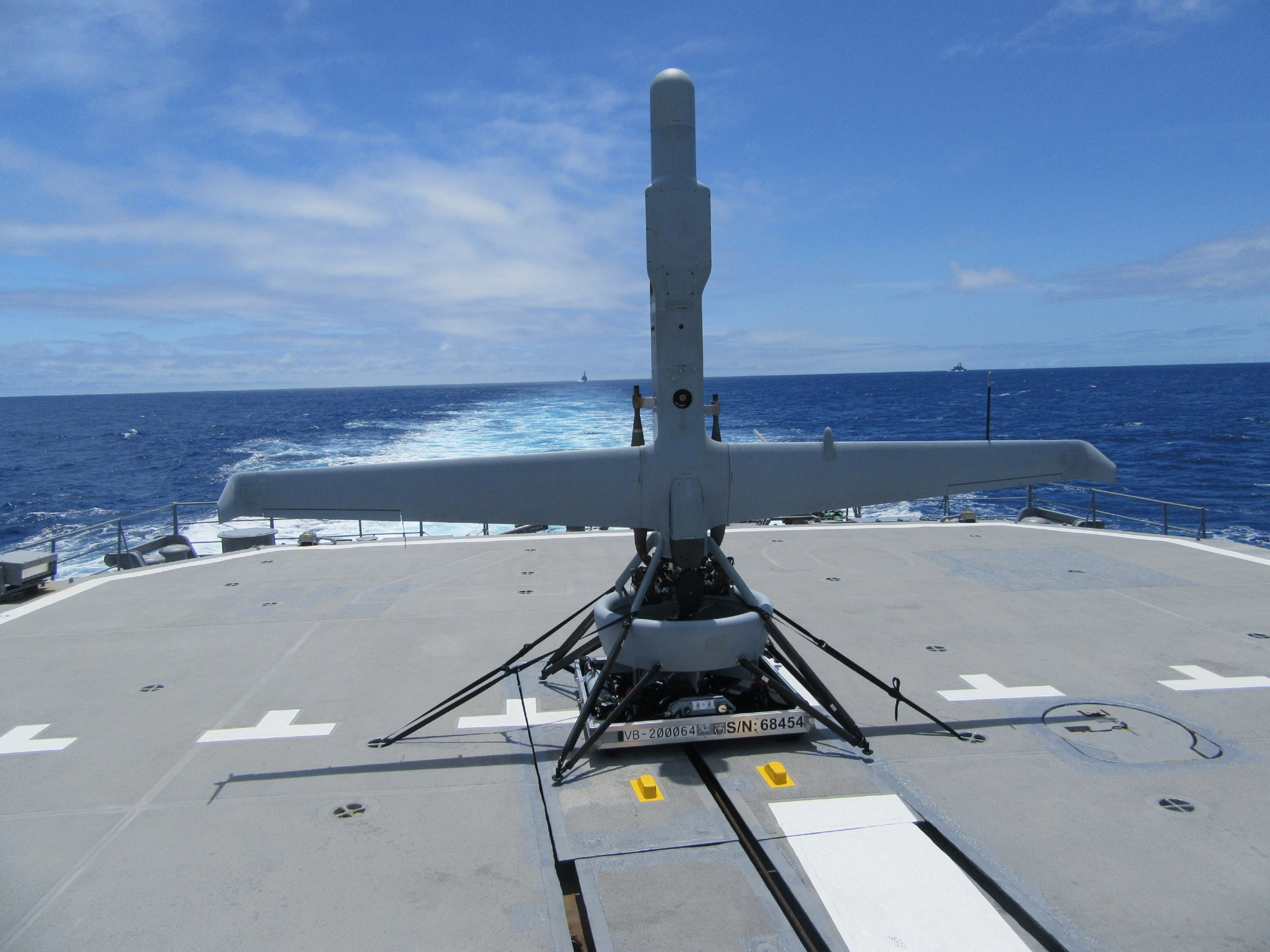 日本海上自卫队使用 V-BAT 无人机在 JS Ikazuchi (D...