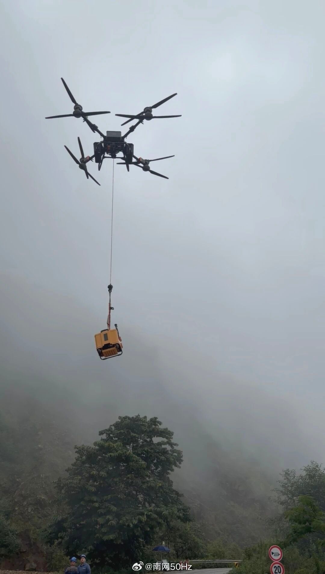 【闻“汛”而动 打通抢险“空中通道”】连日来，云南沧源县降雨增多，沧源县勐角乡、勐省镇多处发生泥石流、塌方等地质灾害。南方电网云南临沧沧源供电局女子飞手队闻“汛”而动，开展隐患排查和物资吊运。队员们操控无人机对塌方、滑坡点进行高空勘测，精准记录受灾范围，迅速为指挥部绘制“作战地图 ​