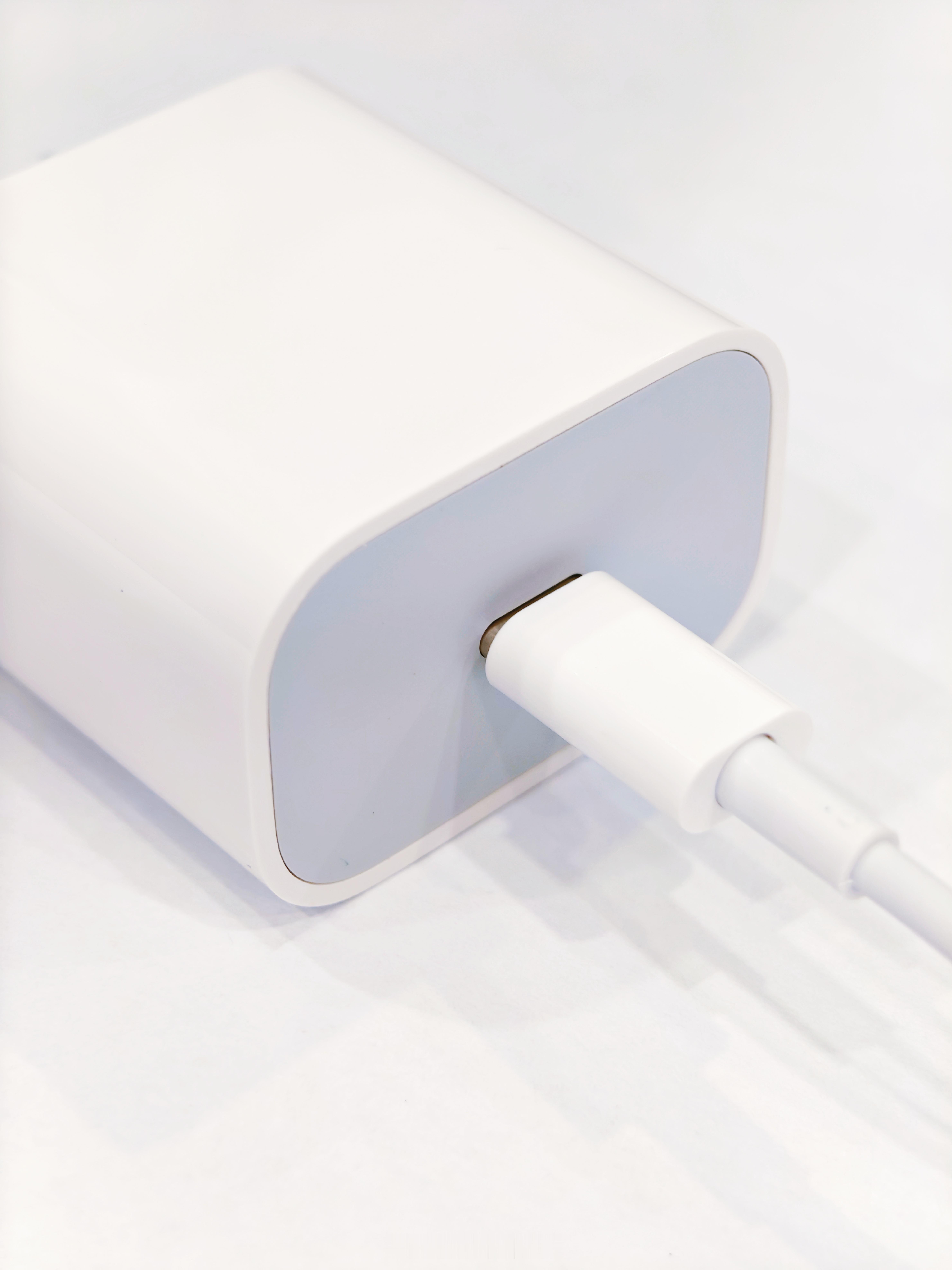 苹果旧款式的终于被人再次关心

家里的iPhone 12一直是个人的精神自留地，那种小巧的机身 ，从它之后，再也没有厂牌做出来了，但是也正是因为小放不下大电池和更大的相机模组，现在的手机厂也都往大了造，无奈。配件方面，第三方厂商大多随意 ，这次第一卫的这套组合，我一用就马上爱上了。

做工很棒 ​