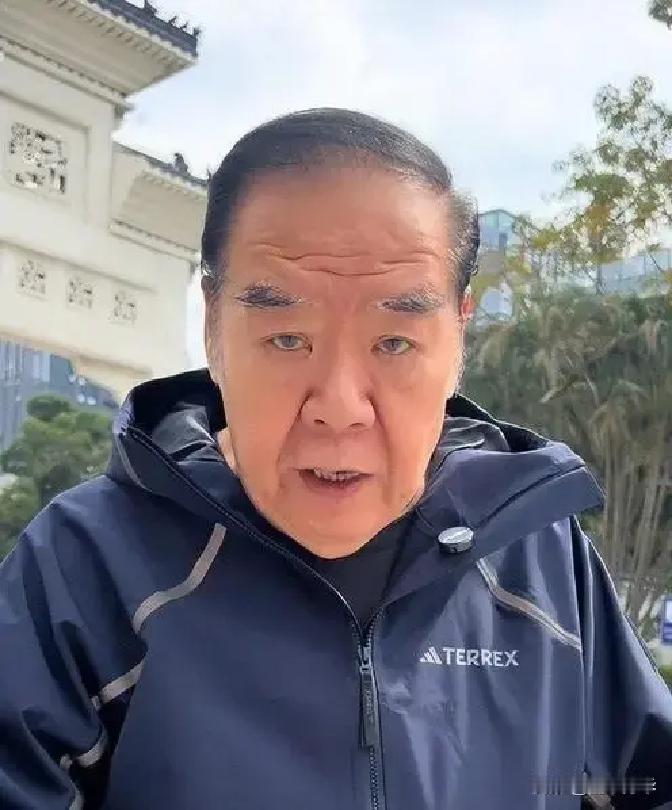 郑则仕破产，公司欠下“巨额欠债”，走投无路之际，他给昔日好友周润发拨去了电话“发哥，我真的走投无路了，能不能借我点钱周转一下”。

电话里安静了几秒。

“肥猫，”周润发的声音传过来，听不出情绪，“我现在人在美国，这边事情也多，手头实在不方便。”

郑则仕握着话筒，另一只手搓了搓膝盖。

“我明白。