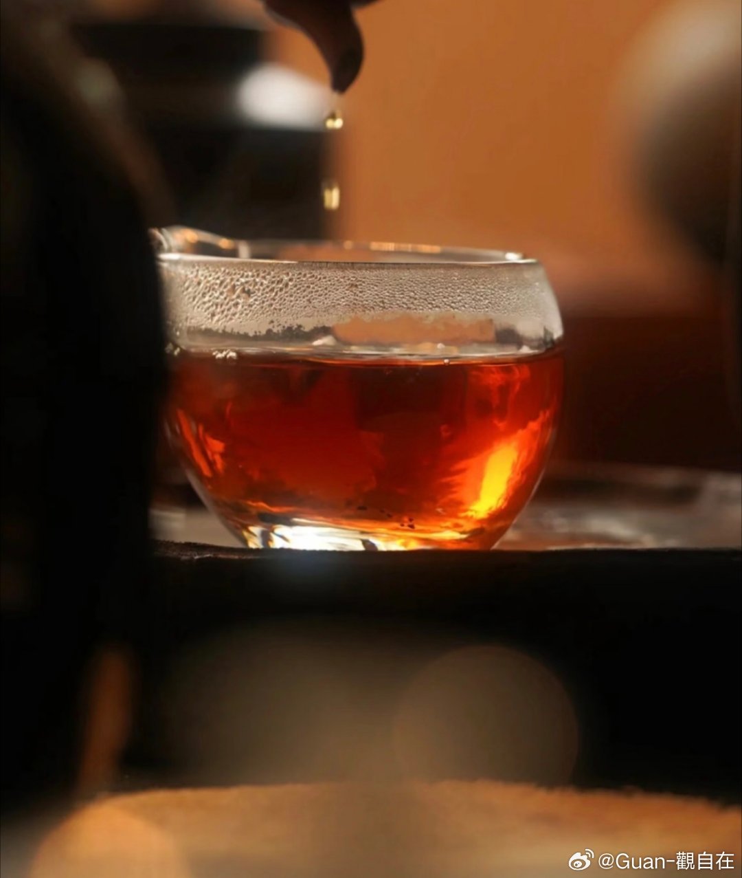 【禅故事】那杯水

有一名心理学家给学生上一堂压力的管理课，这位心理学家举起一杯水，笑着问：“同学们，大家知道这杯水有多重吗？”各种回答都有。
心理学家接着说：“在这个问题当中，重量并不是那么重要，其实取决于你托着这杯水的时间。如果你托住这杯水一分钟，没有问题；如果你托起它一个小时 ​