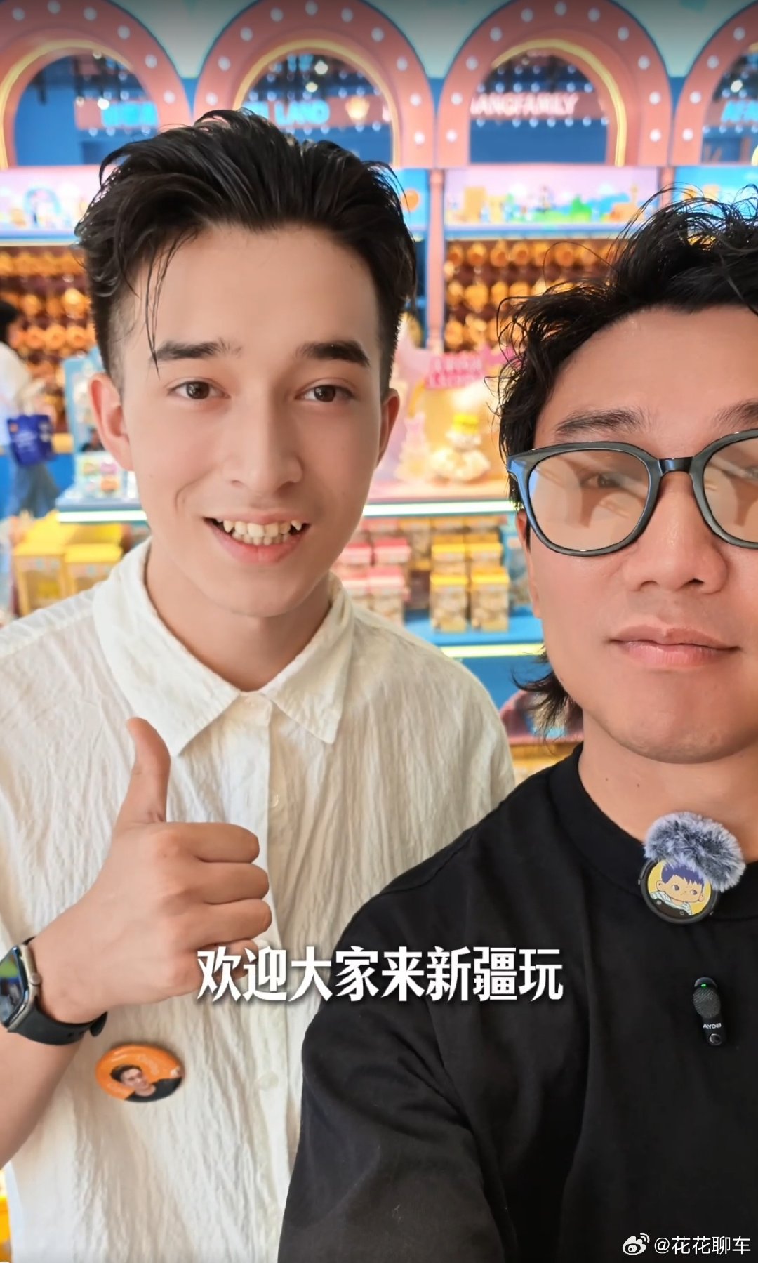 这趟自驾属实意外不断，最离谱的是捡了只羊。孩子要玩偶、要活羊，小狗还跑来凑份子，车里挤成一团。还好腾势 N8L 够大，把这一群“不速之客”全安排得妥妥当当。舒服的出行，就是能兜得住各种临时冒出来的小折腾。 ​