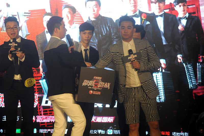 严敏导演一句“六人齐聚才是极限挑战”，让全网瞬间回到了那个没有剧本、全员敢拆台的年代。极限挑战 重拍

作为科技博主，我看这更像是一次对初代开源系统的怀念。当年的男人帮像是一个高自由度、允许Bug存在的系统，黄渤的智商在线、孙红雷的破坏力、张艺兴的成长线，在街头即兴博弈中碰撞出真实的火花。那种“