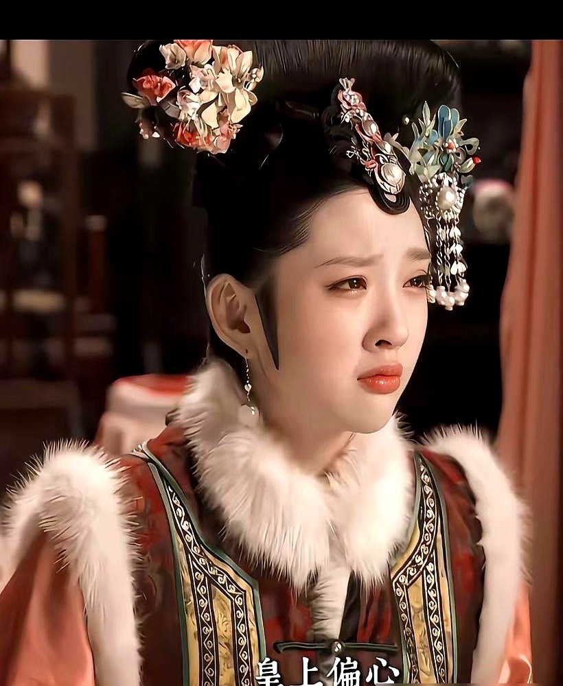 原想试个出场就下线的夏冬春，导演看完定妆照，当场拍板：“你，来演那个满脑子算计的祺嫔。”

唐艺昕自己都懵了。祺嫔这角色，看着张牙舞爪，实则被人当枪使，最后下场凄凉，观众看了都觉得蠢得可气。

可戏是戏，人是人。戏里那个脑子不清醒的瓜尔佳文鸳，戏外却早早选对了人，嫁给了备忘录里的男孩，把日子过得安安