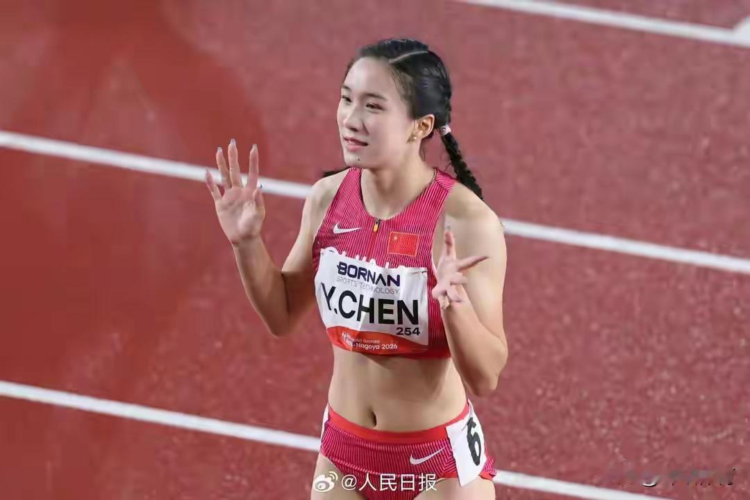 17岁陈妤颉再添一金，最后一棒甩开对手，帮中国队卫冕接力。
女子接力决赛的比拼，往往就在最后百米分出胜负。前几棒的队友发挥稳定，紧紧咬住前方队伍，接力棒交到陈妤颉手中时，对手跟她几乎并排，胜负悬念还没有揭晓。
 
接到接力棒的瞬间，陈妤颉立刻加速，保持住自己的跑步节奏。她不断拉开身位，一点点扩大领先