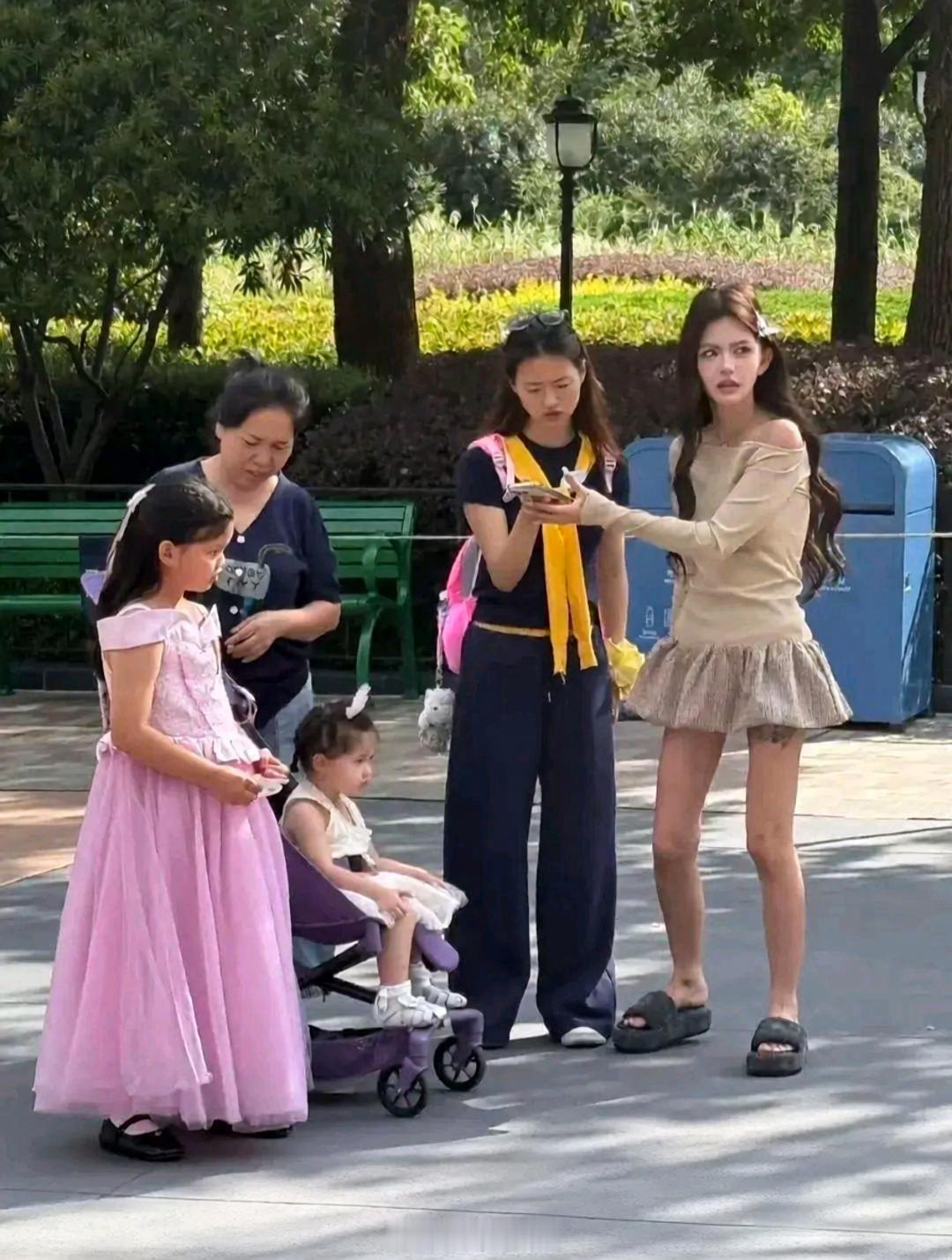韩安冉带着两个女儿现身上海迪士尼游玩，她本人和精修图差好远啊，完全不是一个维度的！

张柏芝抱着韩安冉的女儿优米 ​
