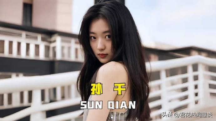 时光真的太有魔力了！柴智屏晒出一张珍贵旧合影，瞬间勾起网友满满回忆，见证两位演员的逆袭成长路。

这张合照拍摄于两人赴台拍摄《我的青春都是你》时期，彼时的两人完全是青涩新人模样。
孙千刚满20岁，尚未大学毕业，演艺圈履历一片空白；宋威龙更是没有任何影视作品，仅凭一张