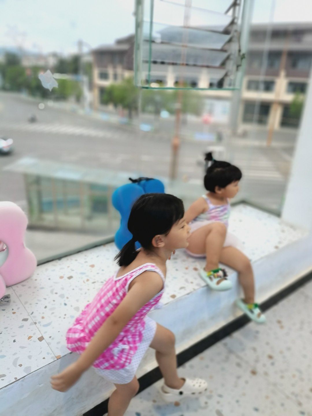 我们来游泳了，周五了小朋友好多，下饺子了[允悲]#小姑娘第一天上幼儿园视频火了# ​