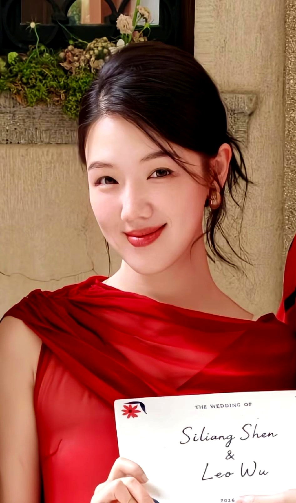前上海台主持人沈诗淇结婚，上海主持圈只邀请了曹可凡、林海和金炜三位主持人，师姐王冠、搭档赵琦鑫，以及和沈诗淇一同入职的衣漪等众小花并没去见证她的幸福时刻，根本没有网上说的半个主持圈都去了。
 

不少人瞅着这宾客名单直纳闷，觉得是不是人缘出了岔子？其实根本不是那么回事。
 

你换个打工人的视角看就