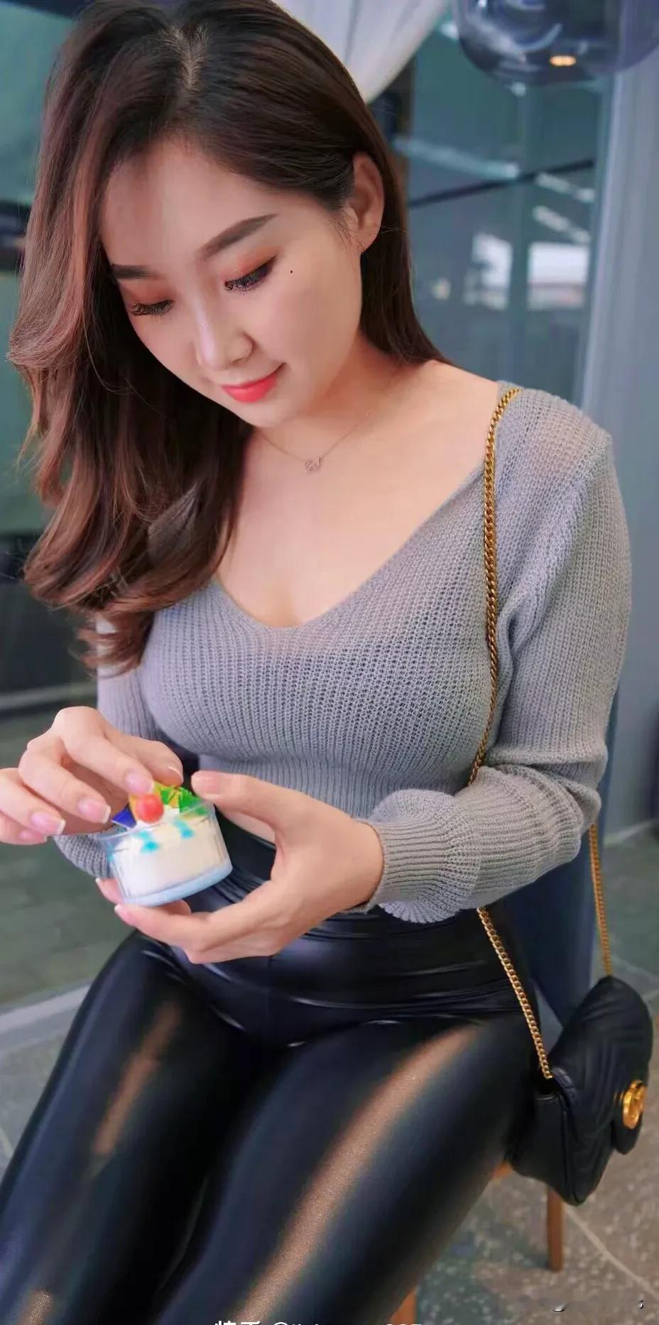 黑色紧身裤，性感迷人。