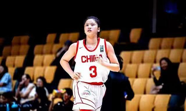 半决赛59比78输给澳大利亚，中国U18女篮队史第一次被挡在了亚洲杯决赛大门之外。这个比分摆在眼前，不管队员还是教练组，心里那道坎都不好过。
但赛程根本不给你留出消化情绪的空档，北京时间10月10日下午16点，季军战准时开打，挡在前面的又是老对手韩国队。
金牌银牌的争夺已经没戏了，但这块铜牌， ​