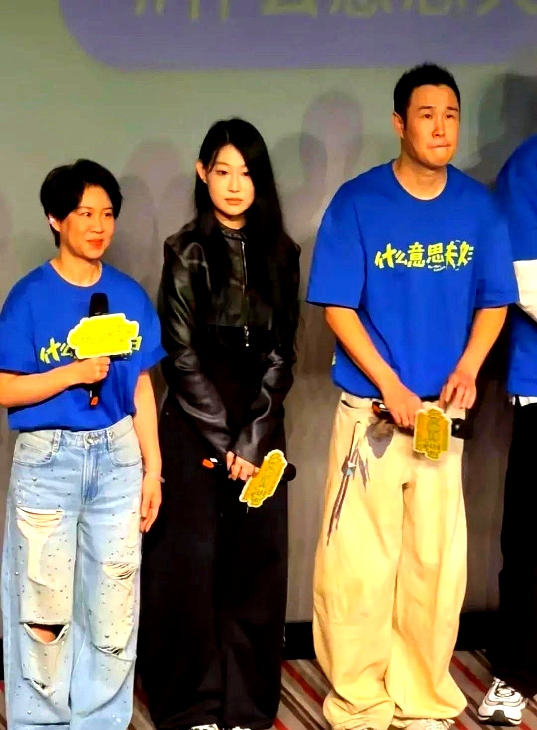 面对怼脸拍的几十个长枪短炮，17岁的沈佳润连眼皮都没多眨一下。

她大大方方站在台上，身旁是零片酬给老婆当男主的亲爸小沈阳。这次沈春阳第一次当导演，小沈阳直接把全家老小搬到现场赚吆喝。

没有网红滤镜，沈佳润单眼皮，却偏偏浑身上下透着一股东北独生女的松弛感。别人挑剔长相，她咧嘴冲镜头笑得坦荡。

硬