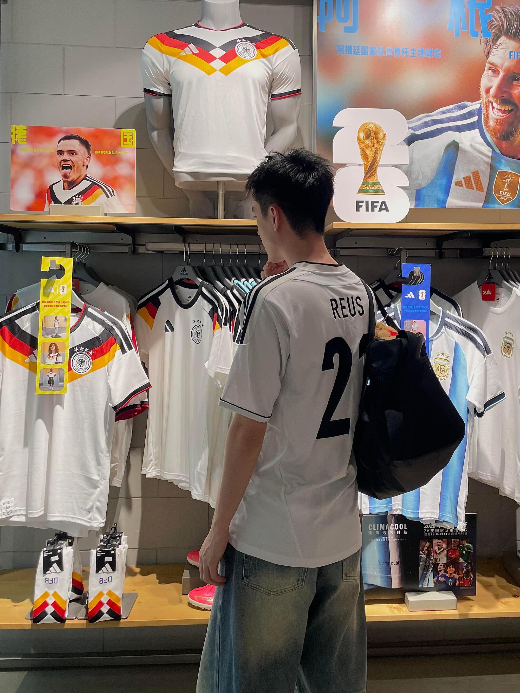 🇩🇪德国球衣还是太权威了！路过adidas门店看到了德国队的新球衣...