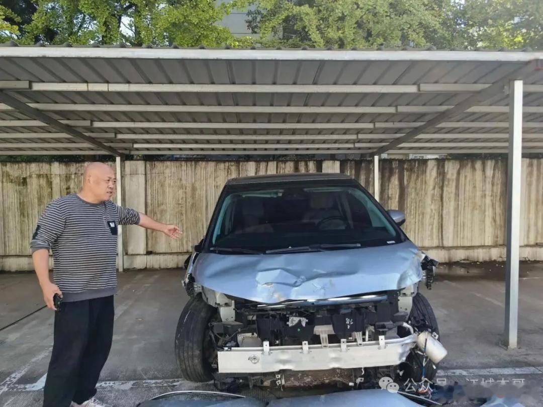 小鹏汽车当下可谓多事之秋，自家产品经理骂高层领导是老登风波还未消停，就又爆出员工骗取餐补腐败问题。今天更是抛出王炸，多家媒体争相报道，一辆小鹏X9于本月15日发生一起交通事故，车辆都撞报废了，全车的安全气囊居然一个没有弹出。好在车主在出现短暂昏迷后从车内爬出，如果有个三长两短，小鹏恐 ​