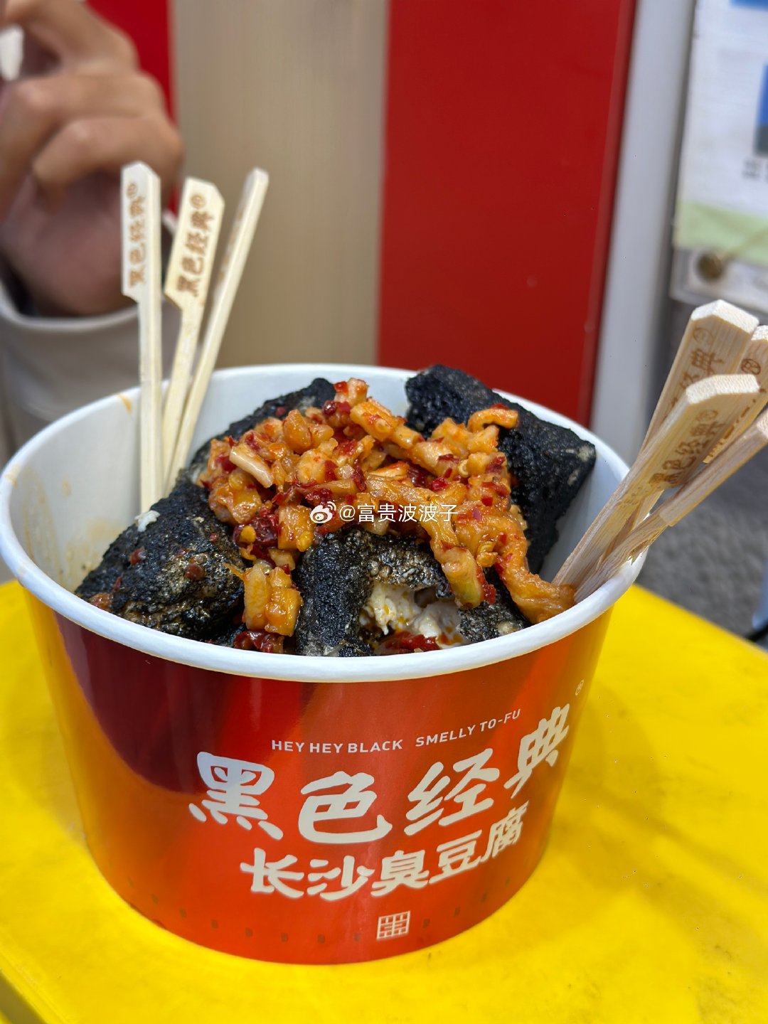 陈思诚国庆档新片《神探之痕迹》10月1日正式上映，首次将白银案等四大真实悬案搬上大银幕，以纯写实痕检技术流替代悬疑反转，让“物证开口说话”成为最大看点。 一、编导手法颠覆：悬疑转写实痕检技术流- 凶手