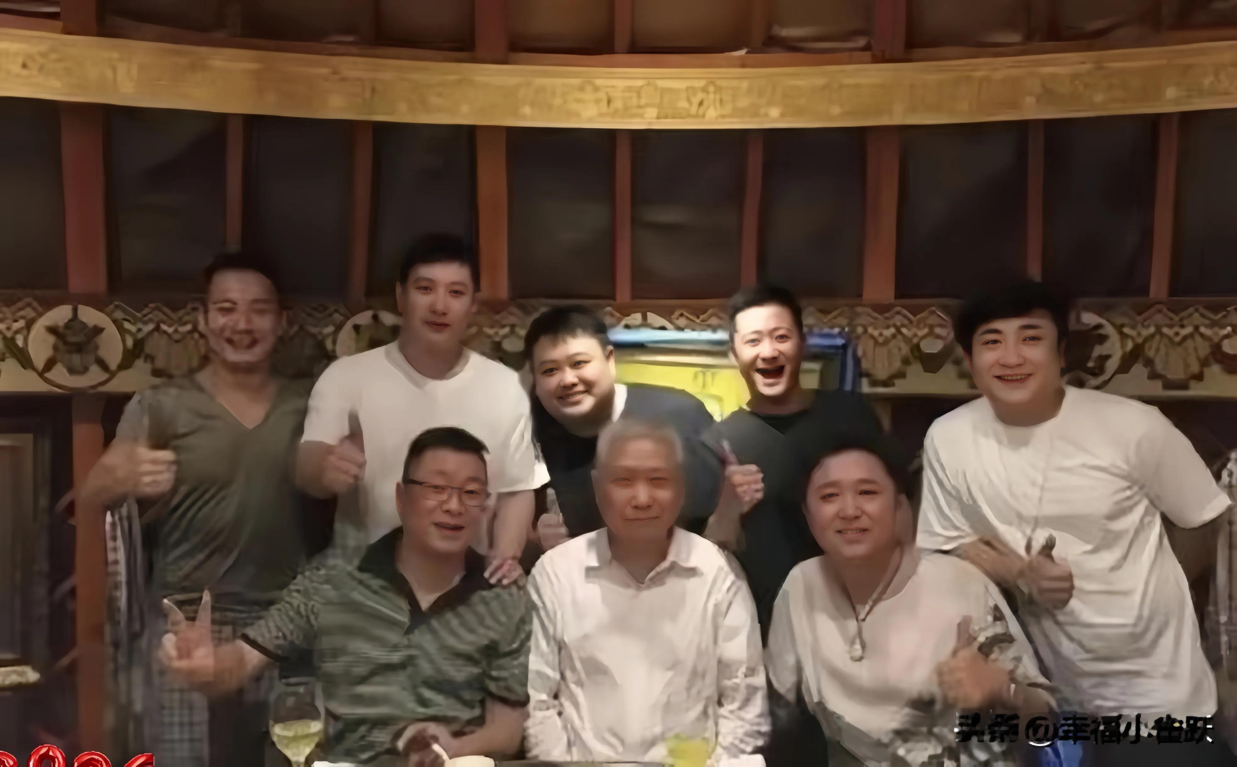这年头，能在北京城攒个局，还得是于谦这种“局气”的人。

他那马场边的院子，没那么多讲究。

傍晚六点，炭火刚架上，马未都就到了，手里还拎着刚拍的民国表。

吴京一身汗味儿地推门进来，卷起袖子，手臂上全是青紫的伤，那是拍戏摔的。


孙越和乔杉裹着寒气进屋，直奔炭火，那架势看着就饿得够呛。

人凑齐