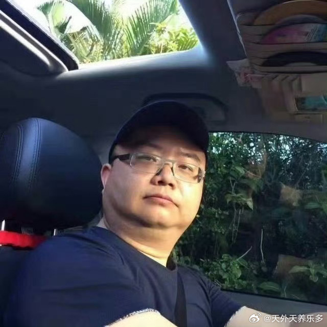 #徽剑案 社会危害性极大判死缓#"徽剑"之死，不该只被视为一桩凶杀案的结局。它暴露的是一条完整的作恶链条：境外遥控悬赏、境内人员执行、事后伪造"因敲诈被抓"的谣言——目的只有一个：让说真话的人闭嘴。主犯赵冰判死缓，而出资百万的真凶"少校"仍在逃。这让人不得不追问：谁来保护那些替社会挡刀的 ​