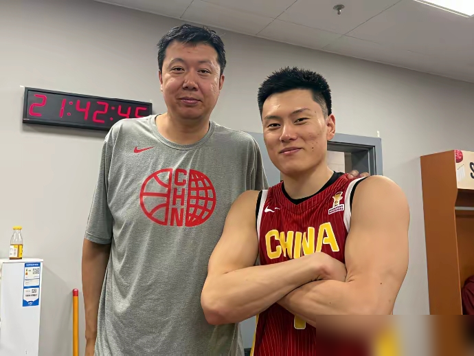 别管网上怎么吹高情商合影，内行看门道只盯着上场时间。9月1日中黎之战，大郅坐在场边，看着杨瀚森打趣，眼里满是自己年轻时的影子。
李弘权上场死磕21分钟，5投2中硬凿下分数。他把汗水砸在木地板上，用防守和对抗搏来主帅的信任。你转头看板凳席末端，庞峥麟连外套都没机会脱下，只能死死盯着记分牌，落寞得像个