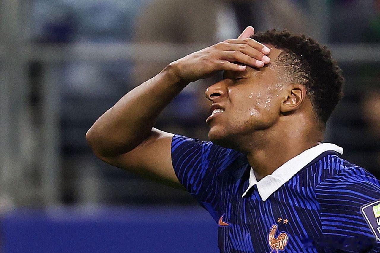 西班牙2-0法国，这样看来C罗输的不冤，排名第一的法国都被西班牙零封了...