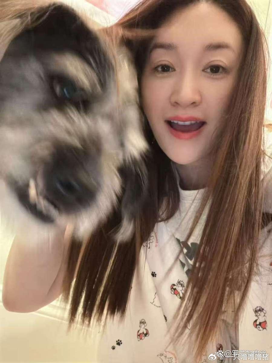 李小冉晒素颜居家与爱犬自拍随性松弛氛围感拉满 ​