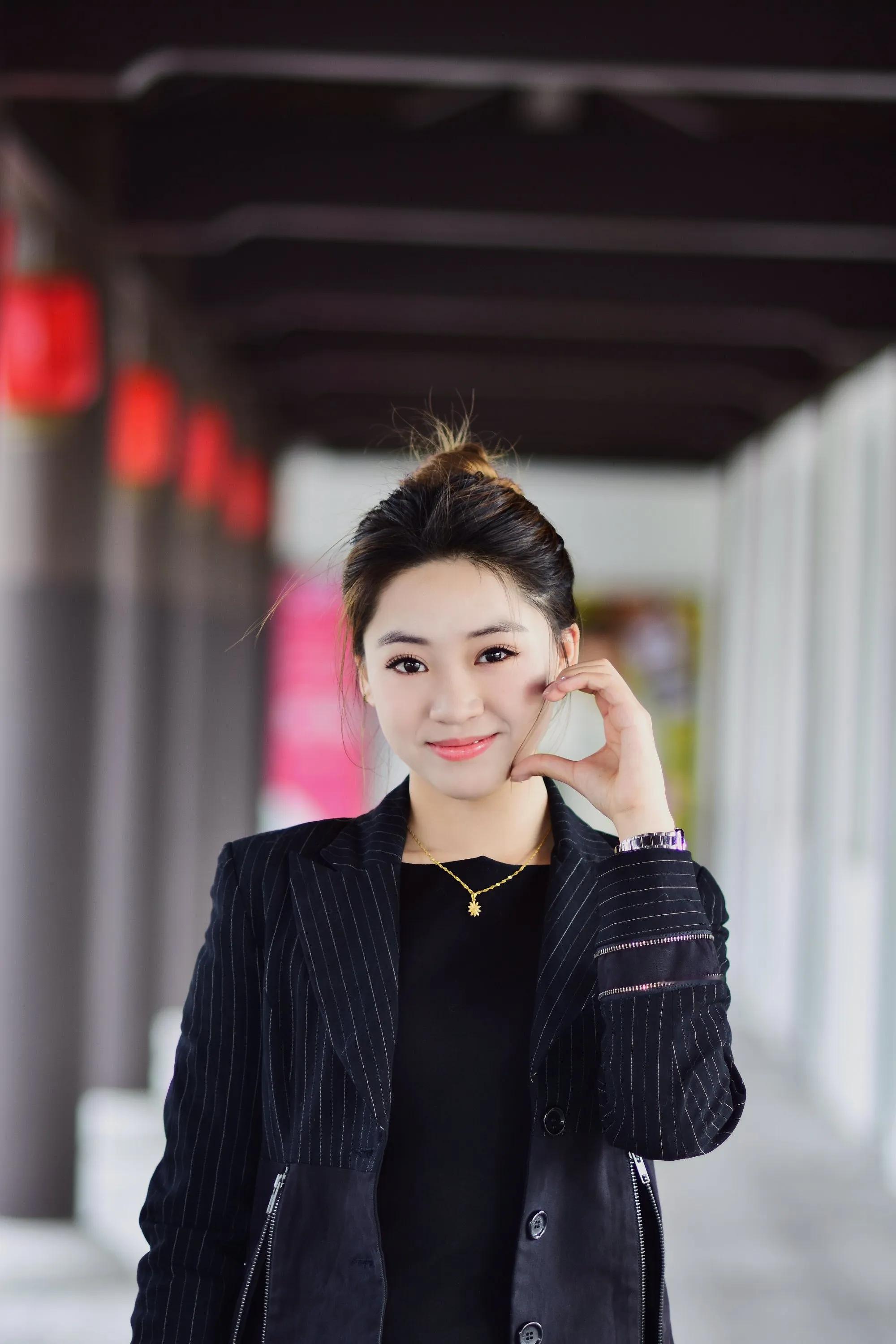 优雅职场女性，微笑中的自信与魅力！ 职业装