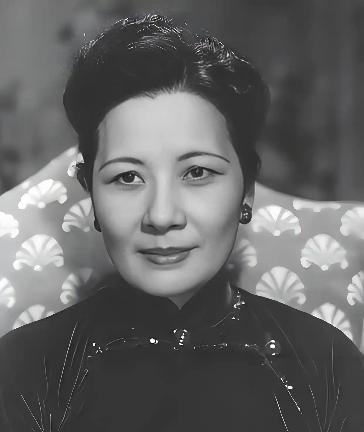 宋美龄，106岁去世，她的贴身厨子回家后不久自尽，事后妻子含泪透露缘由：无路可走！宋美龄去世后，贴身厨子为何自尽？妻子含泪说出真相，令人唏嘘......
 
（信源：手机知网——宋美龄晚年厨师在台自杀）
 
在2003年的深秋，随着近代中国历史上一位极具传奇色彩的女性宋美龄在纽约长岛的寓所内安详离世