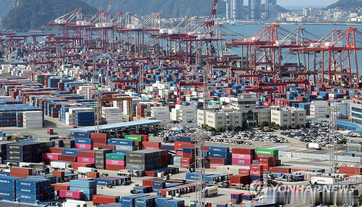 【韩智库上调今年GDP增速预期至3.2%】韩国开发研究院（KDI）19日发布《2026年8月经济展望更新报告》，上调今年韩国国内生产总值（GDP）增速预期至3.2%，较5月预期值提升0.7个百分点，其中半导体产业的贡献度达0.6个百分点。 #韩国经济# ​