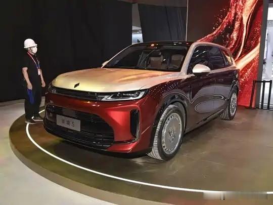 20万级家用SUV三强怎么选？至境E7、华境S、钛7一句话讲透
 
最近很多人选车卡在这三台：别克至境E7、华境S、方程豹钛7。
价格高度重叠，配置看着都很香，纠结真的太正常了。
 
其实这三台完全不是同一种取向，用途不一样，选车根本不用纠结，看完这篇直接对号入座。
 
先说别克至境E7
妥妥的合资