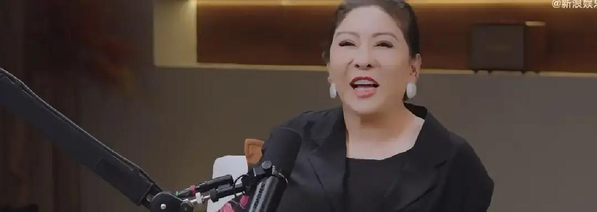 向太坐在鲁豫的访谈镜头前，满脸无奈地抛出了一句话，说自己未来也许会和周星驰和好，但再也做不回朋友了

这位曾经在香港娱乐圈呼风唤雨的大姐大如今只能上节目大吐苦水，还真是让人感叹网络舆论的威力

这场铺天盖地的围攻起因，其实荒唐得让人发笑

前阵子向太正安安稳稳开着直播，向佐突然闯进镜头跟粉丝打招呼，