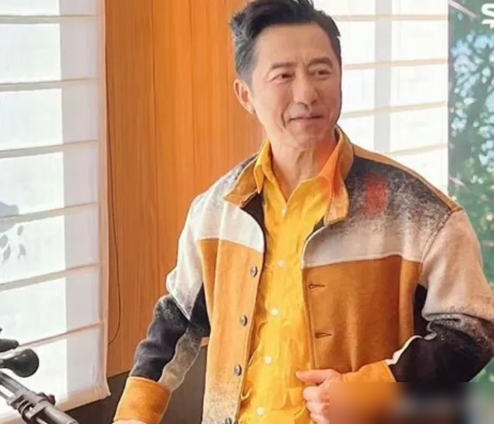 台媒问庾澄庆，有没有可能跟前妻伊能静、儿子恩利一家三口同框，他脱口就是俩字：没有。
10月16日新歌记者会，话筒怼到脸上，哈林连停顿都没给，直接掐死所有想象空间，现场当场冷了几秒。
要知道两人离婚17年，各自有家了。儿子毕业典礼，他俩都是前后脚到，从不碰面。伊能静之前直播还开玩笑，说儿子开线上音